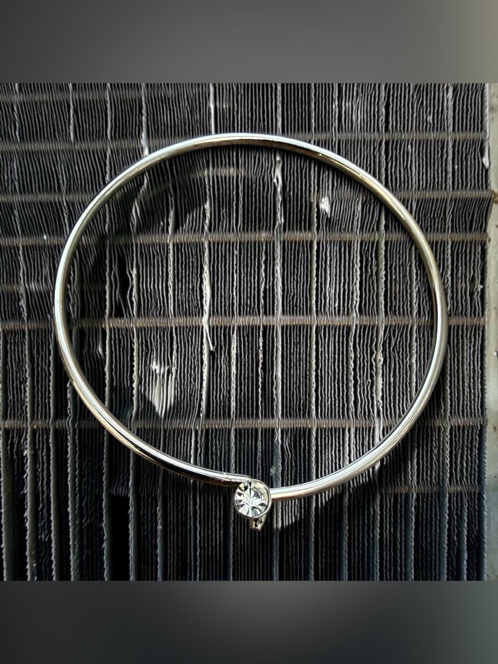 🏷️‼️5/$25🏷️‼️🩶Minimalist Classic Silver-Tone Bangle w/Clear Crystal Accent/EUC